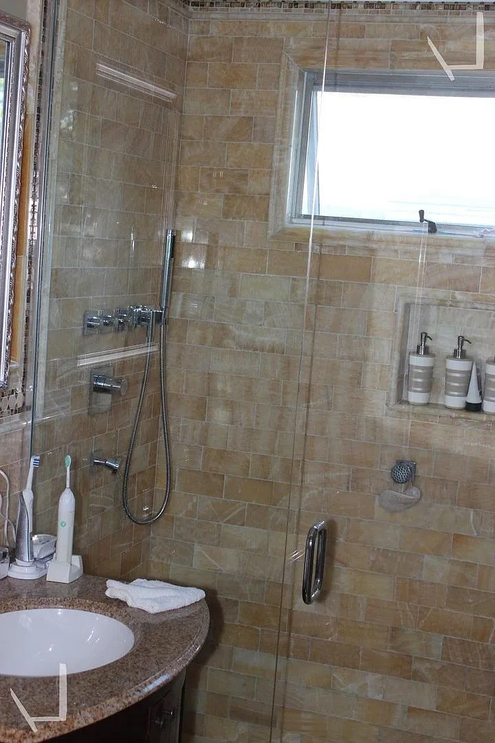 Charming 3 Bedroom-No Broker Fee — Photo 2