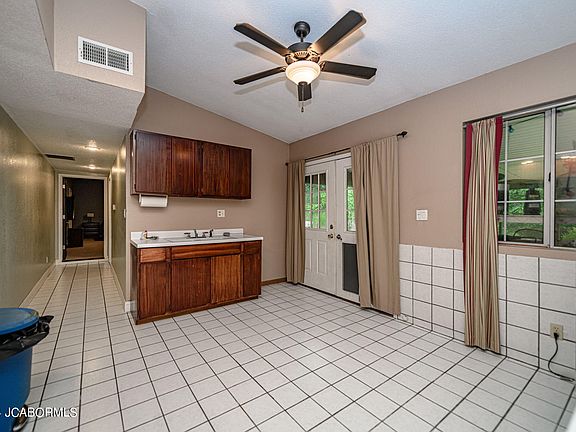 3rd image of 617 Belmont Dr