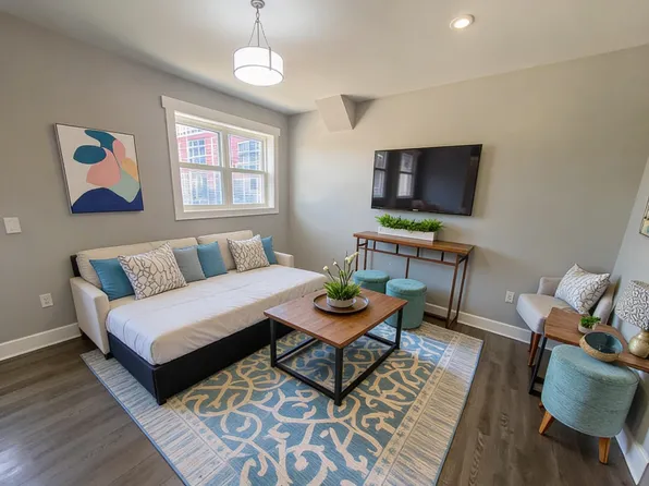 1143 Main St E #2, Hamilton, ON L8M 1P2