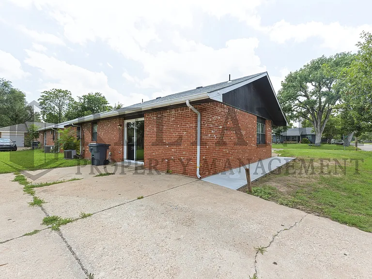 1158 N Edwards Ave — Photo 2