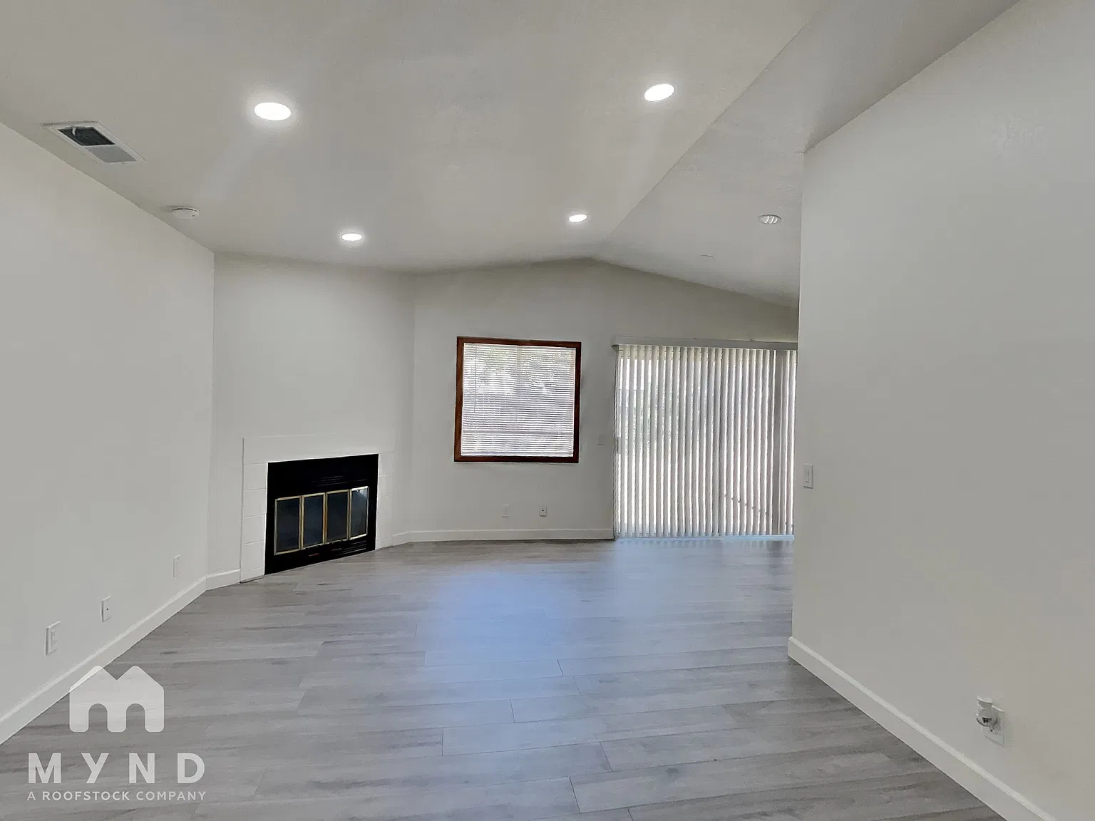 3 bed, 2.0 bath, 1200 sqft, $2,469 — Photo 3