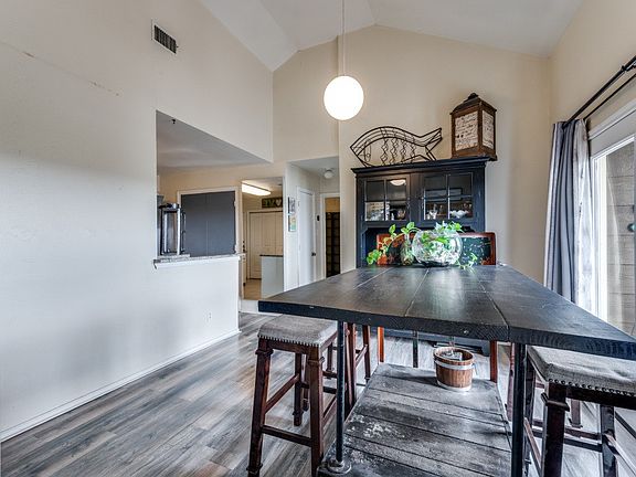 5th image of 1801 Old Oak Dr