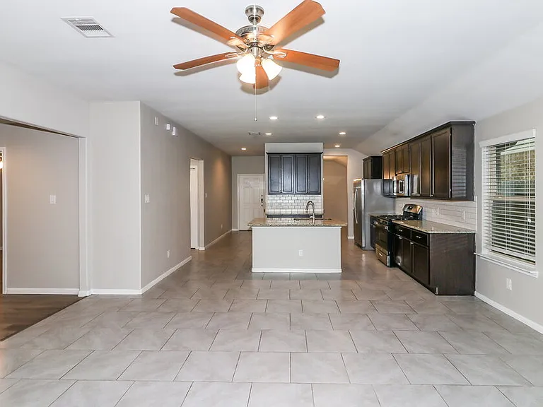 407 Ashley Falls Ln — Photo 4