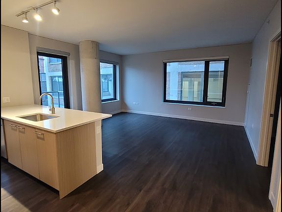 2nd image of 901 W Adams St #827
