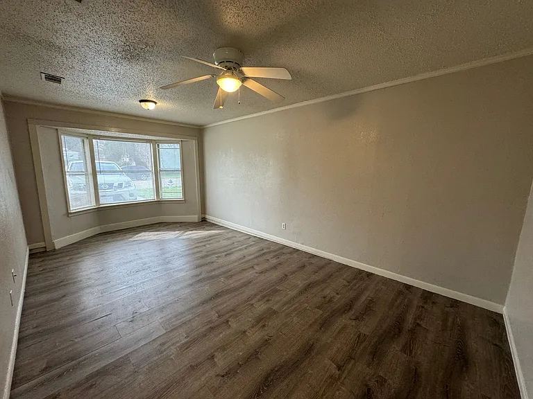 1402 Hammond Dr — Photo 16