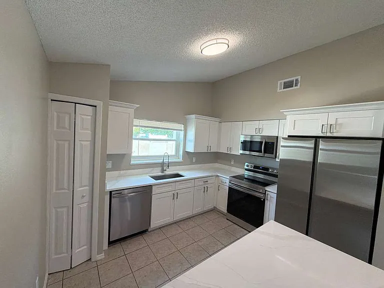 825 Grenadier Dr — Photo 4