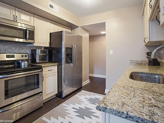 5th image of 716 Huntly Ct