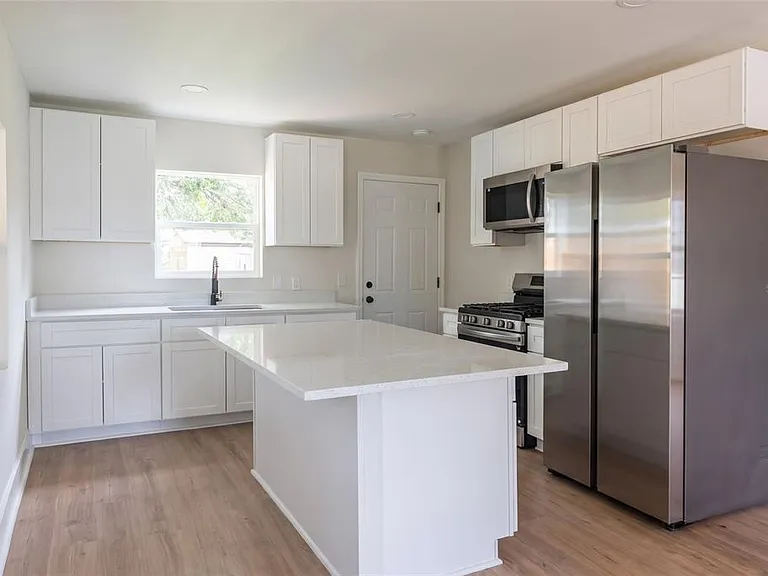 520 E Juanita St — Photo 8