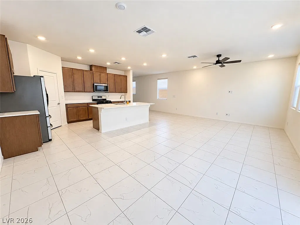 5 bed, 4.0 bath, 2475 sqft, $2,602 — Photo 3