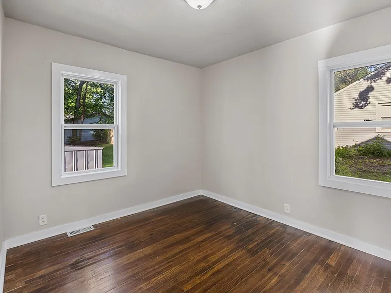 417 E Wall Ave — Photo 8