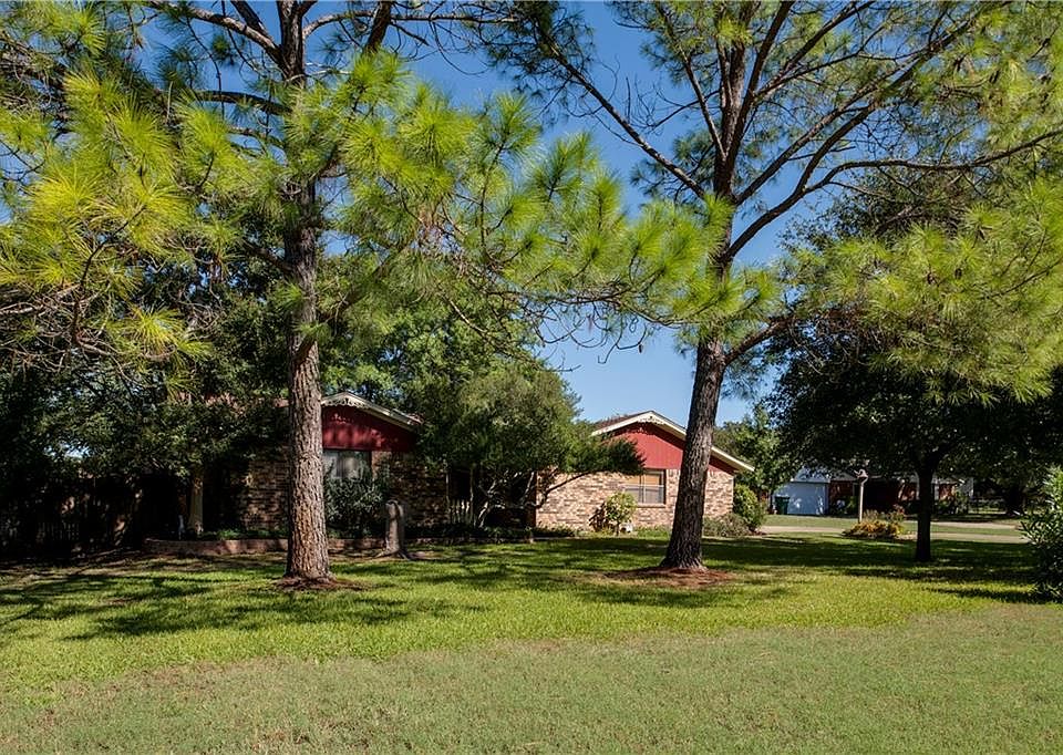1st image of 205 Tracy Lee Ct