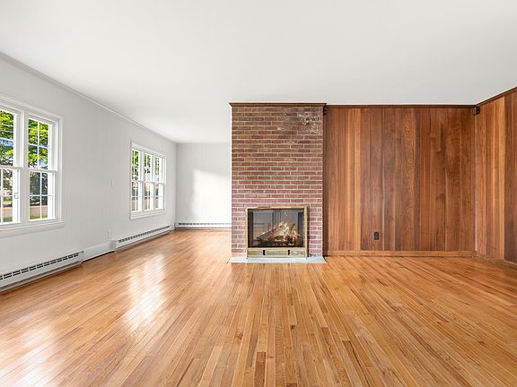 3rd image of 563 N Lake Blvd