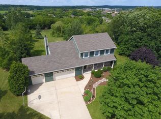 N48W25328 Aberdeen Dr, Pewaukee, WI 53072