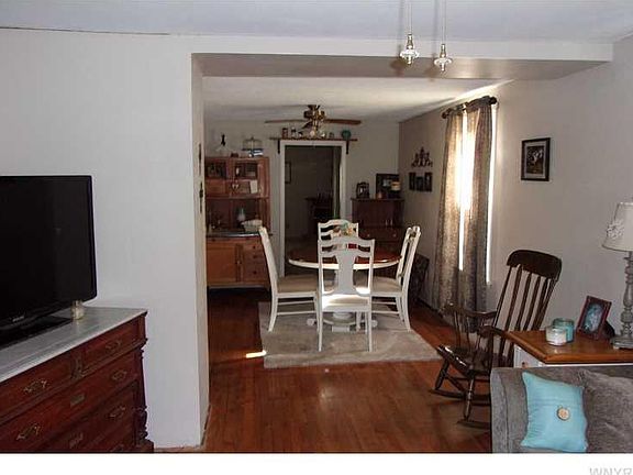 5th image of 108 E Dyke St