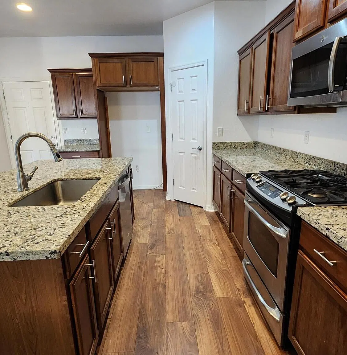3 bed, 2.5 bath, $2,200 — Photo 3