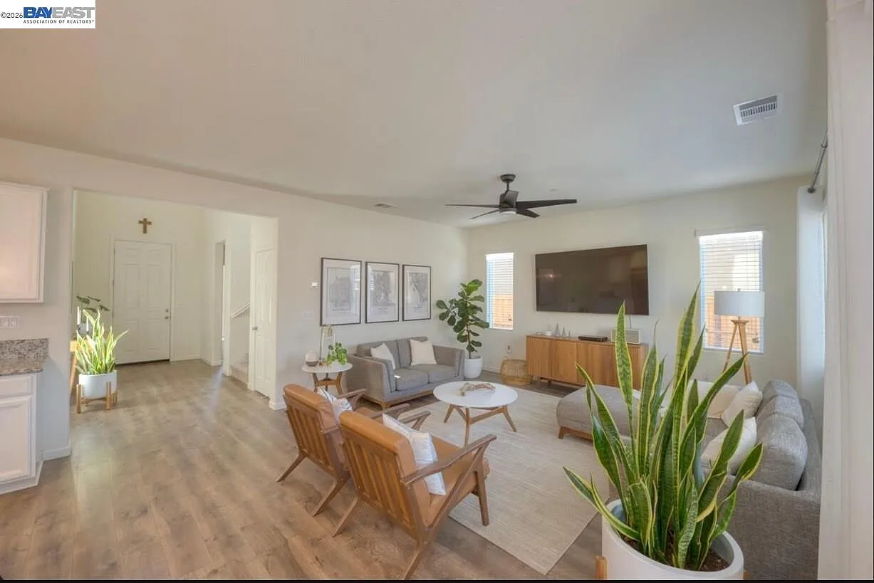 4 bed, 2076 sqft, $2,800 — Photo 2