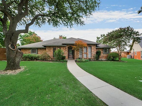 3rd image of 2326 Dundee Pl