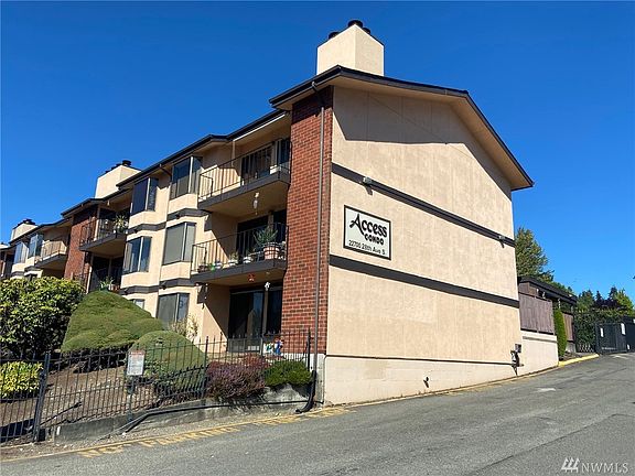 Access Condo #202 offers 2 bedrooms, 1.75 bathrooms, 2 parking spaces, a deck & wood burning fireplace. There is a secure entry gate to the parking area.
