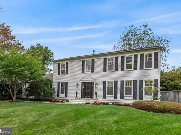 8 Knox Ct, Lawrence Township, NJ 08648
