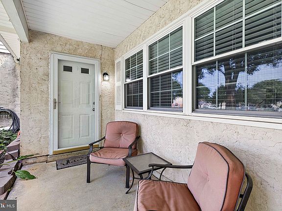 4th image of 294 Carlyn Ct