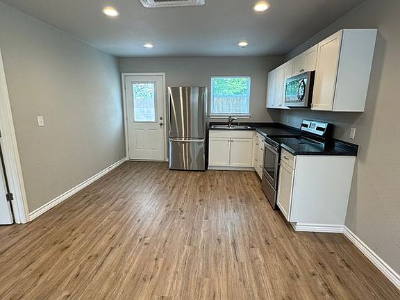 4th image of 320 W 6th St