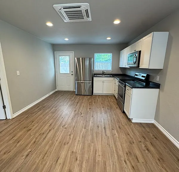 320 W 6th St — Photo 4