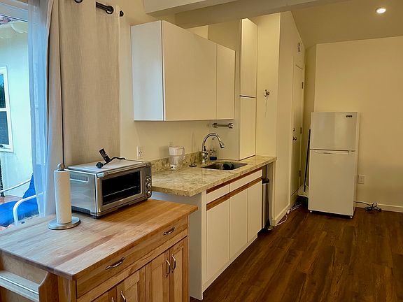 3rd image of 3721 Lankershim Blvd