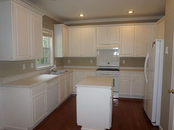 4th image of 1070 Dogwood Park Dr