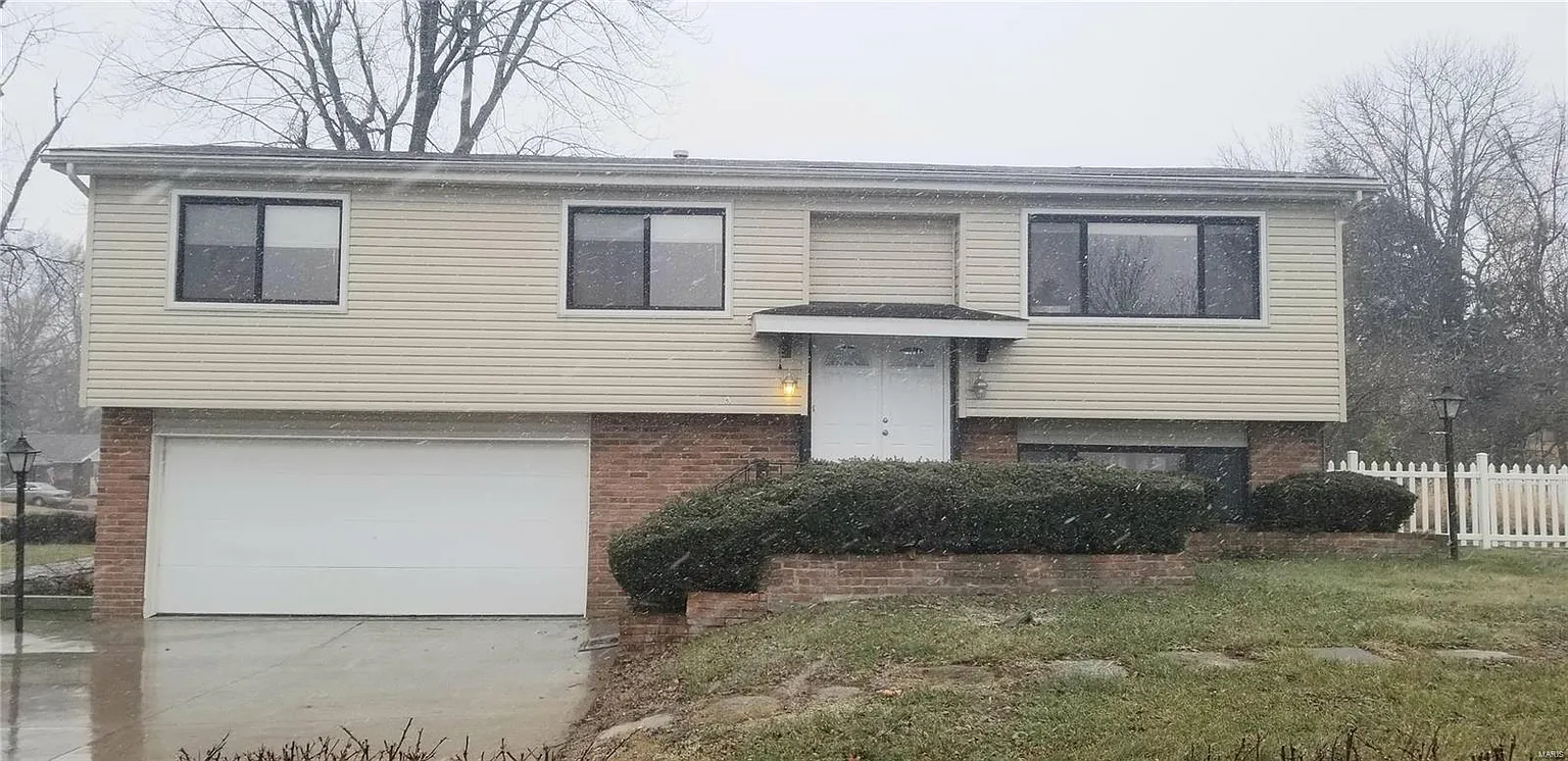 1102 Brittany Pkwy photo 1