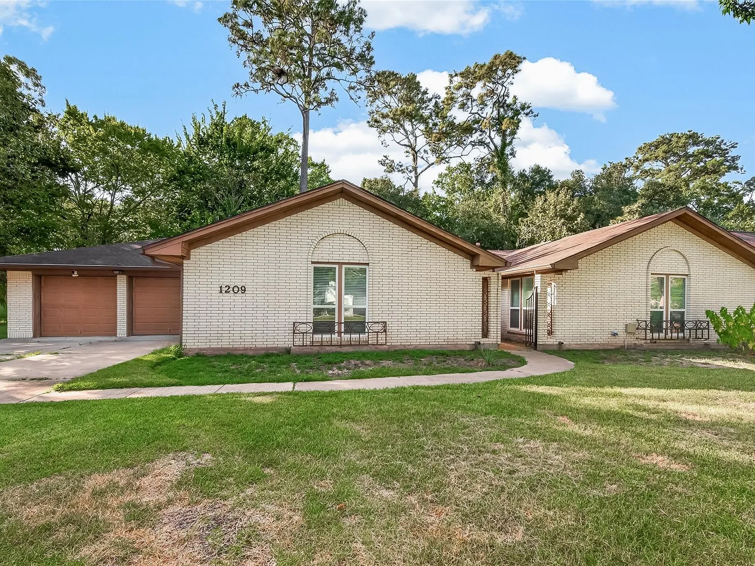4 bed, 2.0 bath, 2502 sqft, $2,600 — Photo 1