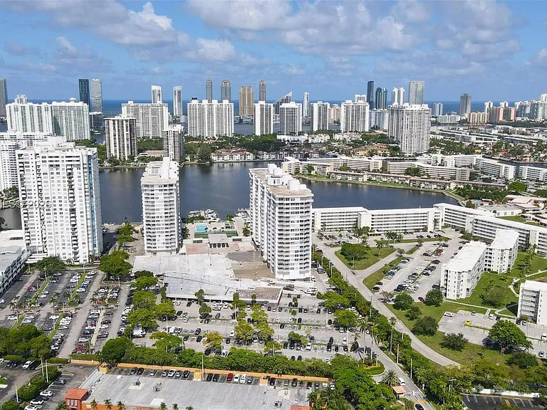 18061 Biscayne Blvd #303 — Photo 33