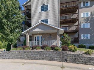 4086 Creek Hill Dr, Bettendorf, IA 52722