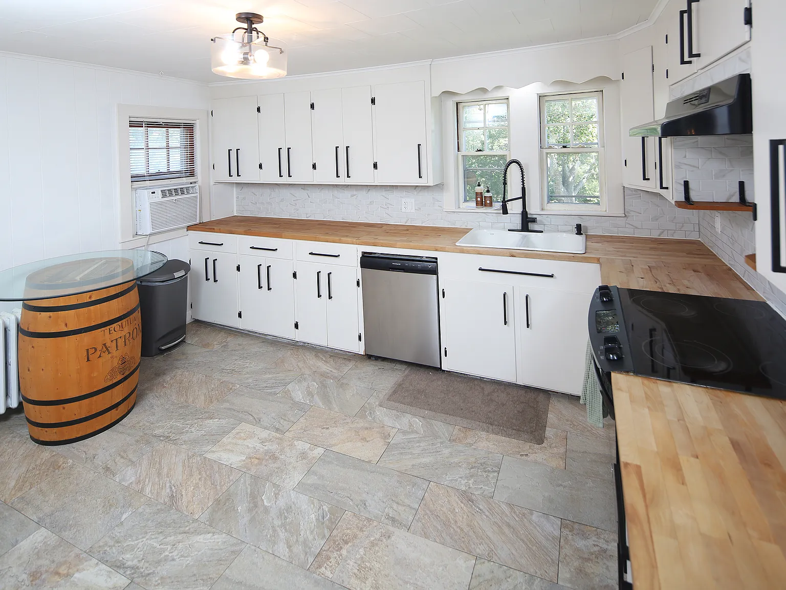 3 bed, 1.5 bath, 1420 sqft, $3,200 — Photo 4