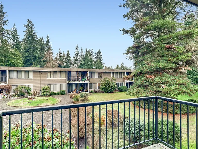 Beautifully Renovated 1 & 2 Bedroom Apartments in Lynnwood! — Photo 73