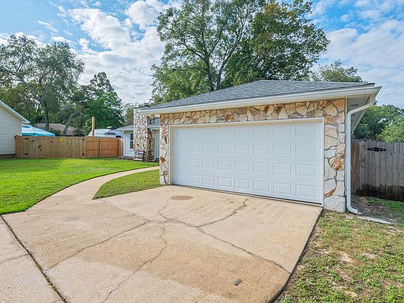 3rd image of 139 Meadow Woods Ln