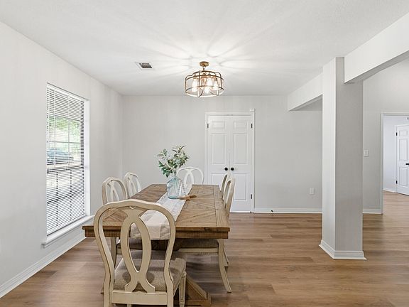 5th image of 403 Kensington Dr
