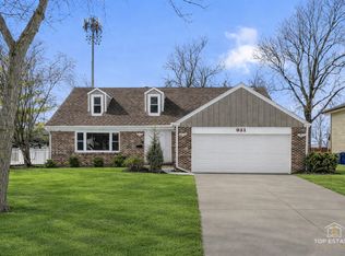 931 Canterbury Dr, Schaumburg, IL 60195