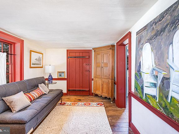 5th image of 115 E King St