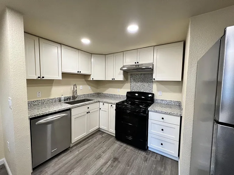 442 E H St #442 — Photo 12