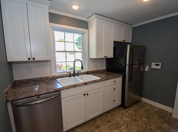 5th image of 205 E Farneman St