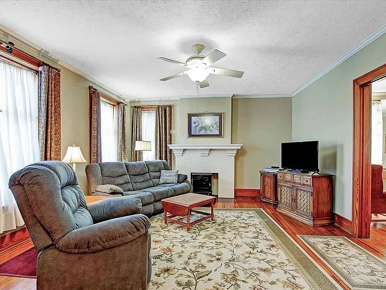 137 E Court St #4 — Photo 7