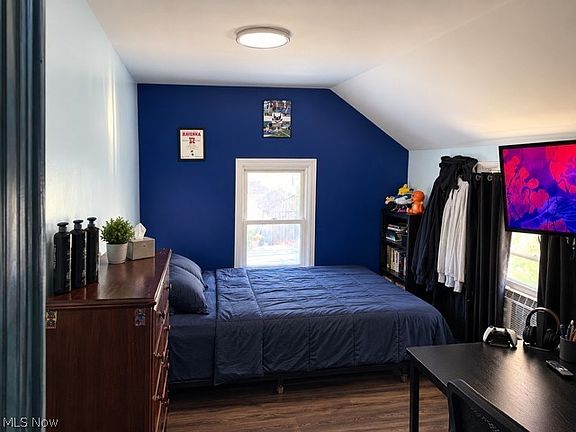 5th image of 302 Ravenna Ave