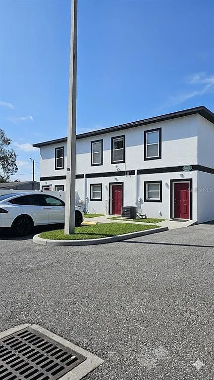 4 bed, 2.0 bath, 1196 sqft, $3,000 — Photo 1
