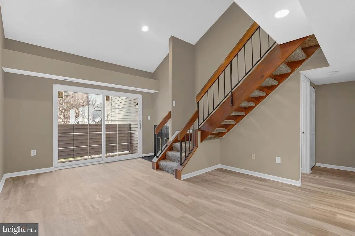 2 bed, 1.5 bath, 781 sqft, $2,400 — Photo 2