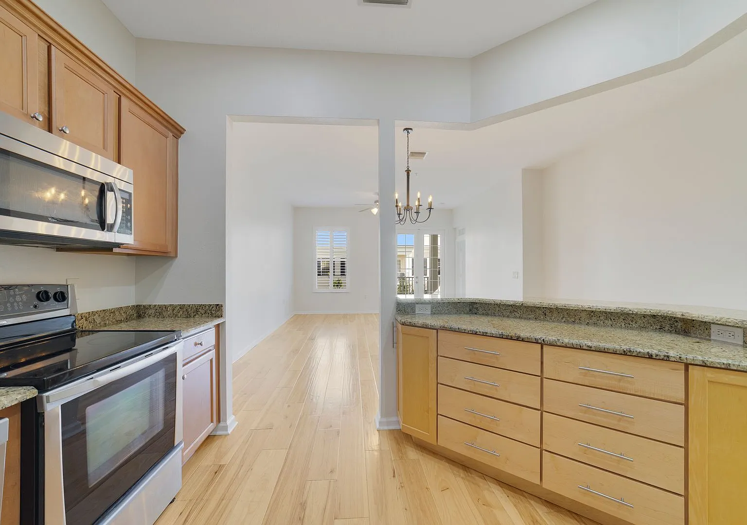 Beautifully maintained 3-bedroom, 2-bath third-floor condo in the heart of Baldwin Park! — Photo 4