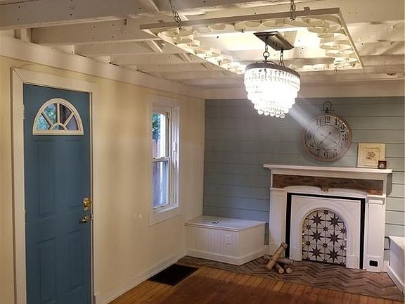 4th image of 701 Railroad St