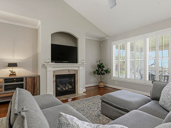 5th image of 813 Canyoncreek Ln
