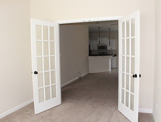 4th image of 883 Westlawn Dr