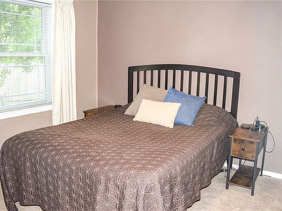 5th image of 209 NW Chapel Dr