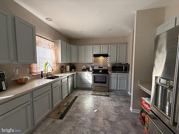 2nd image of 215 Seamaster Rd